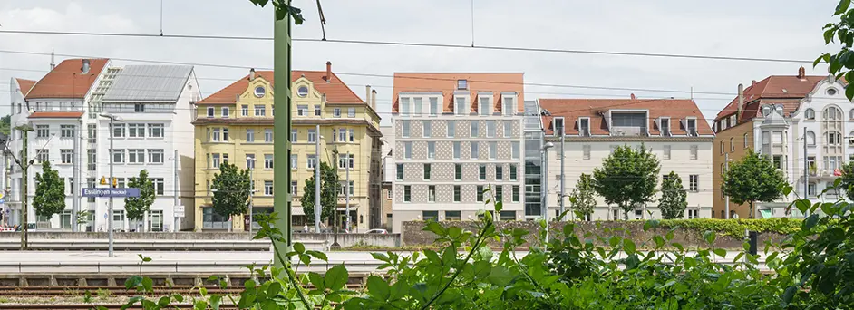 Fassade Neckarstraße Esslingen – Panoramaansicht mit Oberputz Panoramaansicht der Fassaden in der Neckarstraße in Esslingen – Oberputzarbeiten durch Blessing Stukkateurbetrieb