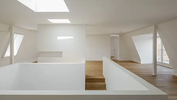 Dachgeschoss Innenraum – Projekt N5 Esslingen Innenausbau im Dachgeschoss des Projekts N5 in Esslingen – weiß verputzte Wände und sichtbare Dachschrägen