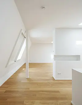 Dachgeschoss Innenraum – Projekt N5 Esslingen Innenausbau im Dachgeschoss des Projekts N5 in Esslingen – weiß verputzte Wände und sichtbare Dachschrägen